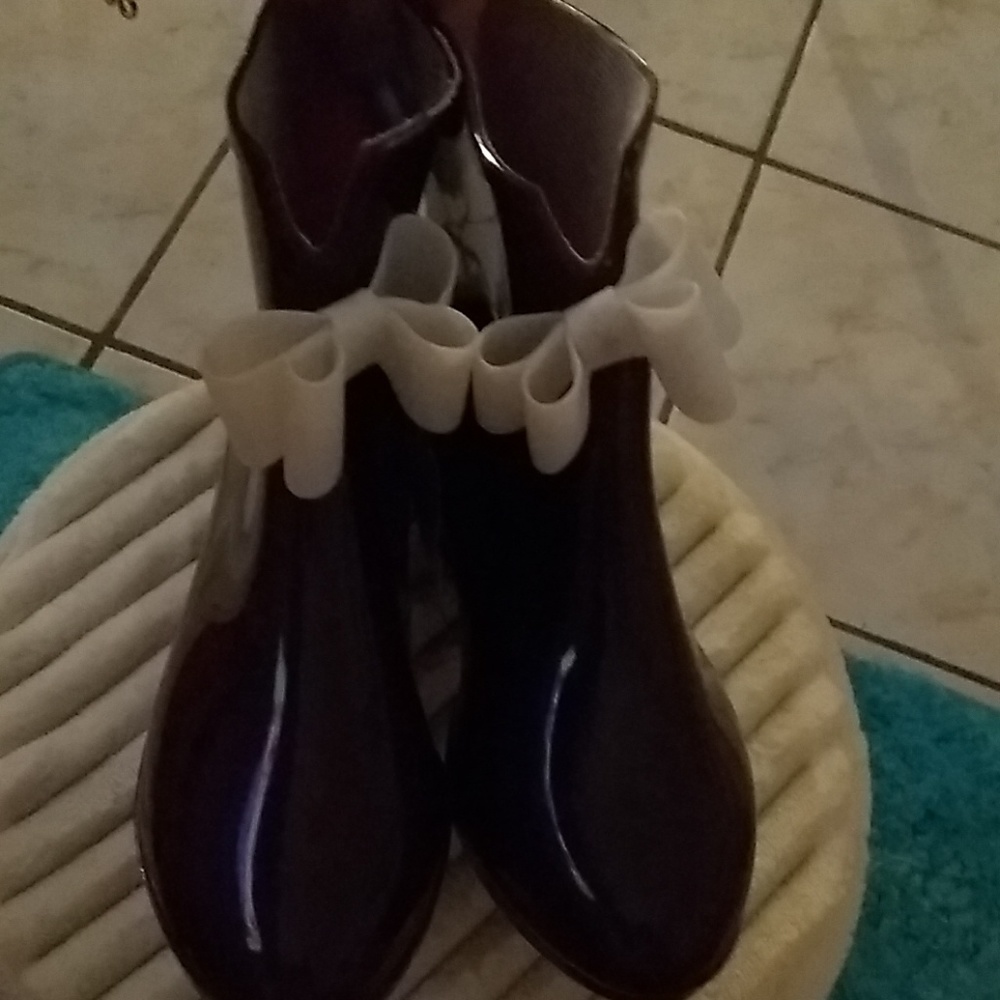 Rain boot wine and white color